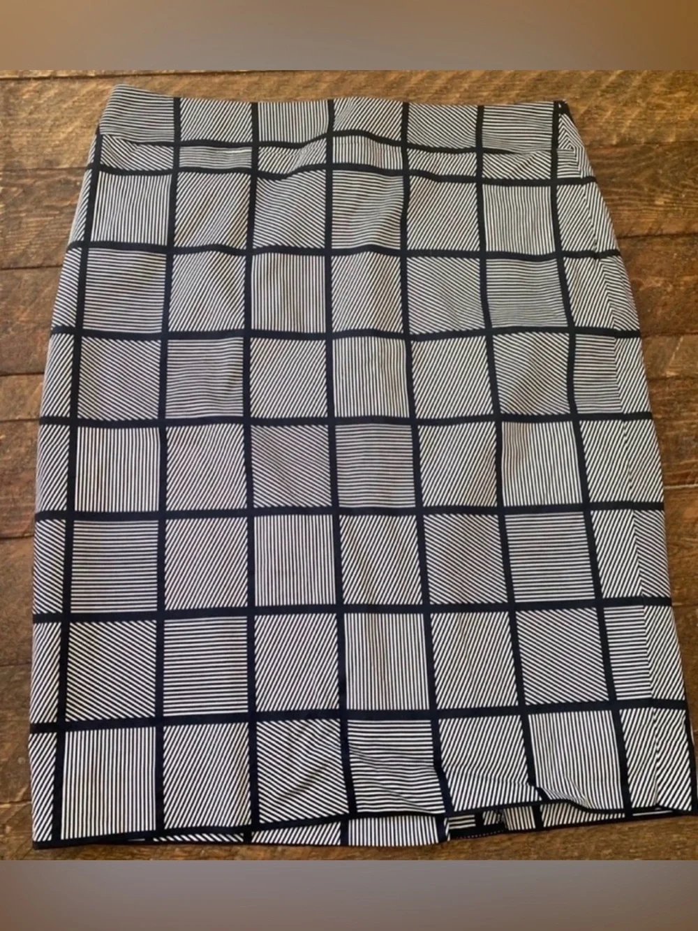 Women’s Ann Taylor Black and White Grid Pencil Skirt (Size 6)